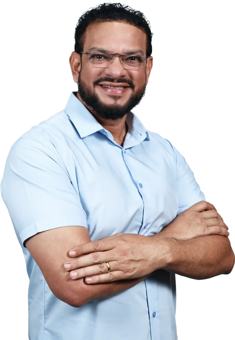 Professor Dalmir Salazar sorrindo, de braços cruzados